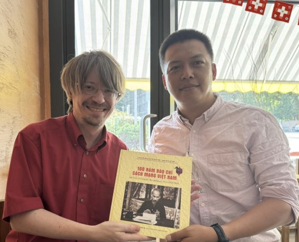 Massimiliano Ay (left), General Secretary of the Communist Party of Switzerland, and a Vietnam News Agency (VNA) correspondent in Switzerland (Photo: VNA)