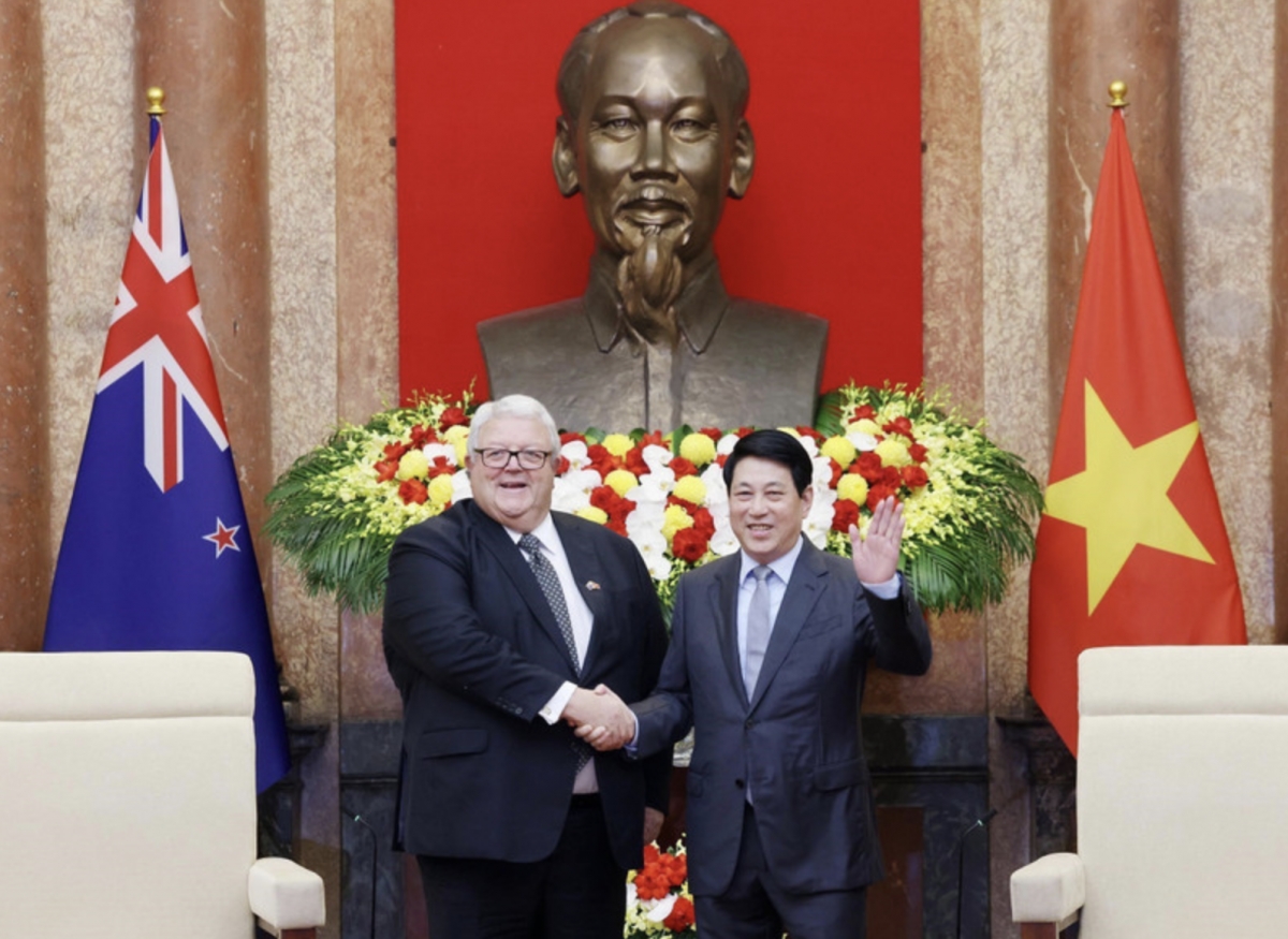 State President Luong Cuong (right) welcomes Speaker of the New Zealand House of Representatives Gerry Brownlee in Hanoi on August 29. (Photo: VNA)