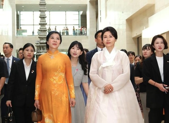 Vietnamese Party General Secretary To Lam's spouse, Ngo Phuong Ly (L), and President of the Republic of Korea Lee Jae Myung's spouse, Kim Hye Kyung, visit the National Museum of Korea on August 11. (Photo: VNA)