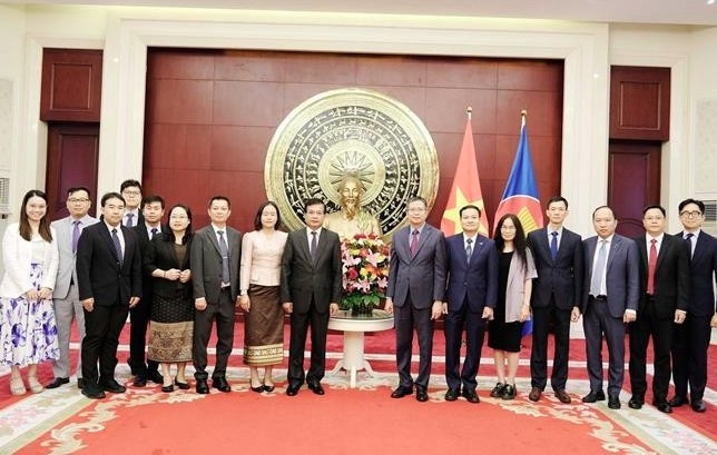 Vietnamese and Lao diplomats in China pose for a photo. (Photo: VNA)