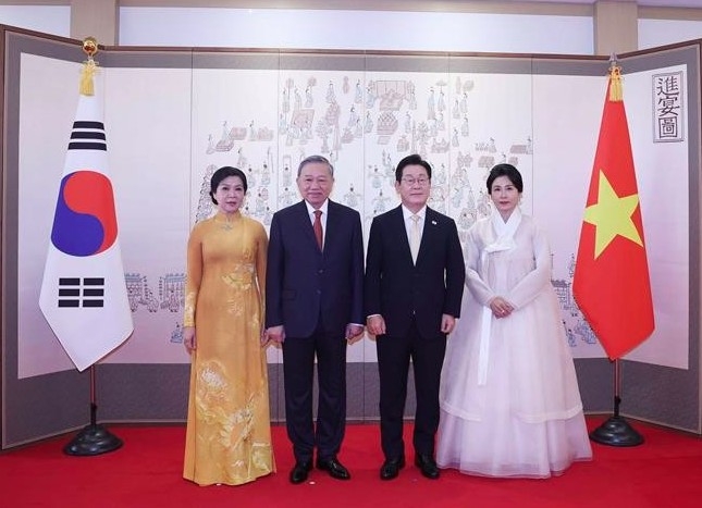President Lee Jae-myung of the Republic of Korea (second, right) and his spouse pose for a photo with Party General Secretary To Lam (second, left) and his spouse. (Photo: VNA)