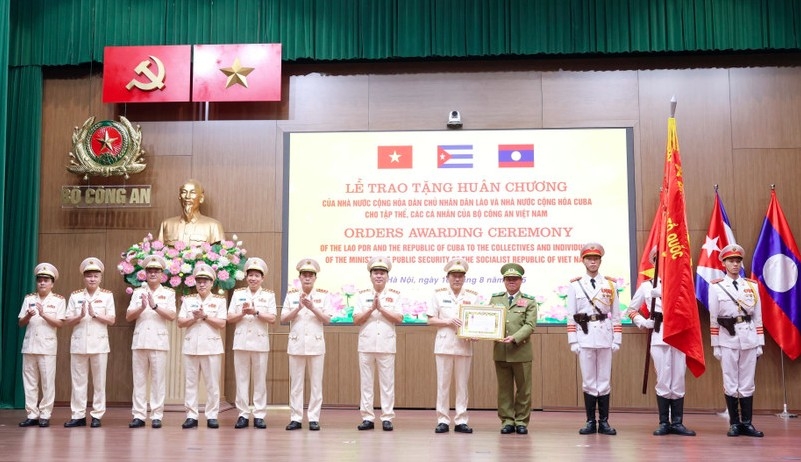 A ceremony is held on August 16 to honour collectives and individuals of the Vietnamese Ministry of Public Security with prestigious orders from Laos and Cuba. (Photo: VNA)