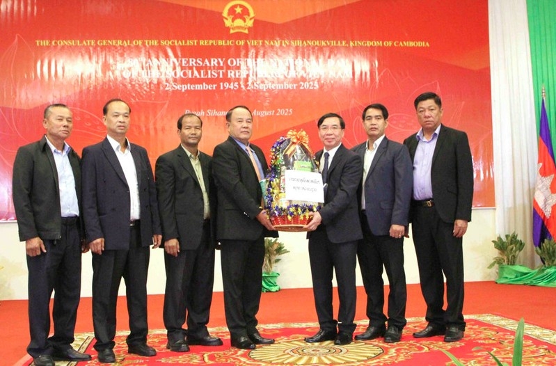 A Cambodian delegation extends congratulations to the Vietnamese Consulate General in Preah Sihanouk on the occasion of Vietnam’s 80th National Day (September 2). (Photo: VNA)