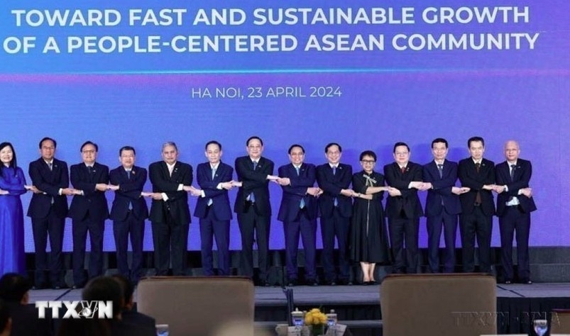 Prime Minister Pham Minh Chinh (eighth from left) and other leaders at the ASEAN Future Forum held in Hanoi on April 23, 2024. (Photo: VNA)