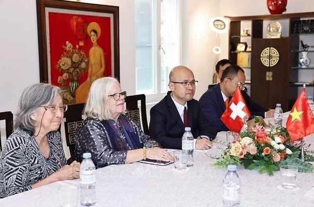 Anjuska Marija Weil (second, left), President of the Switzerland–Vietnam Friendship Association. (Photo: VNA)