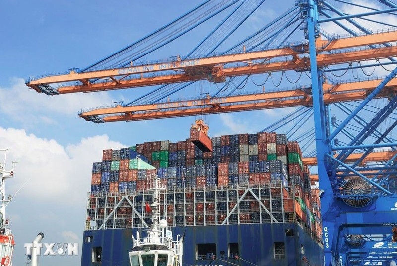 Loading containers onto a 200,000 DWT vessel at Gemalink International Terminal, Phu My township, former Ba Ria-Vung Tau province (now part of Ho Chi Minh City). (Photo: VNA)