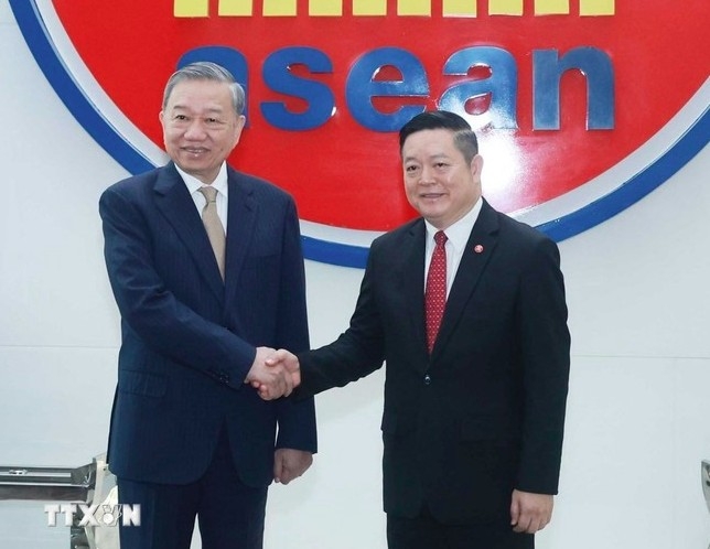 Party General Secretary To Lam (L) meets with ASEAN Secretary-General Kao Kim Hourn at the ASEAN Secretariat's headquarters in Jakarta on March 10, 2025. (Photo: VNA)