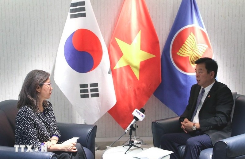 Vietnamese Ambassador to the RoK Vu Ho (R) grants an interview to the Vietnam News Agency correspondent in Seoul. (Photo: VNA)