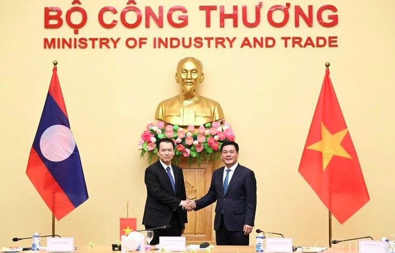 Minister of Industry and Trade Nguyen Hong Dien (right) and his Lao counterpart Malaithong Kommasith in Hanoi on August 4. (Photo: moit.gov.vn)