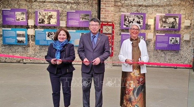 Delegates at the opening ceremony of the "long haired army" exhibition (Photo: VNA)
