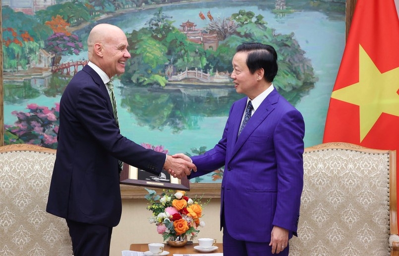Deputy Prime Minister Tran Hong Ha (R) and Dutch Ambassador to Vietnam Kees van Baar at their meeting in Hanoi on August 14. (Photo: VNA)