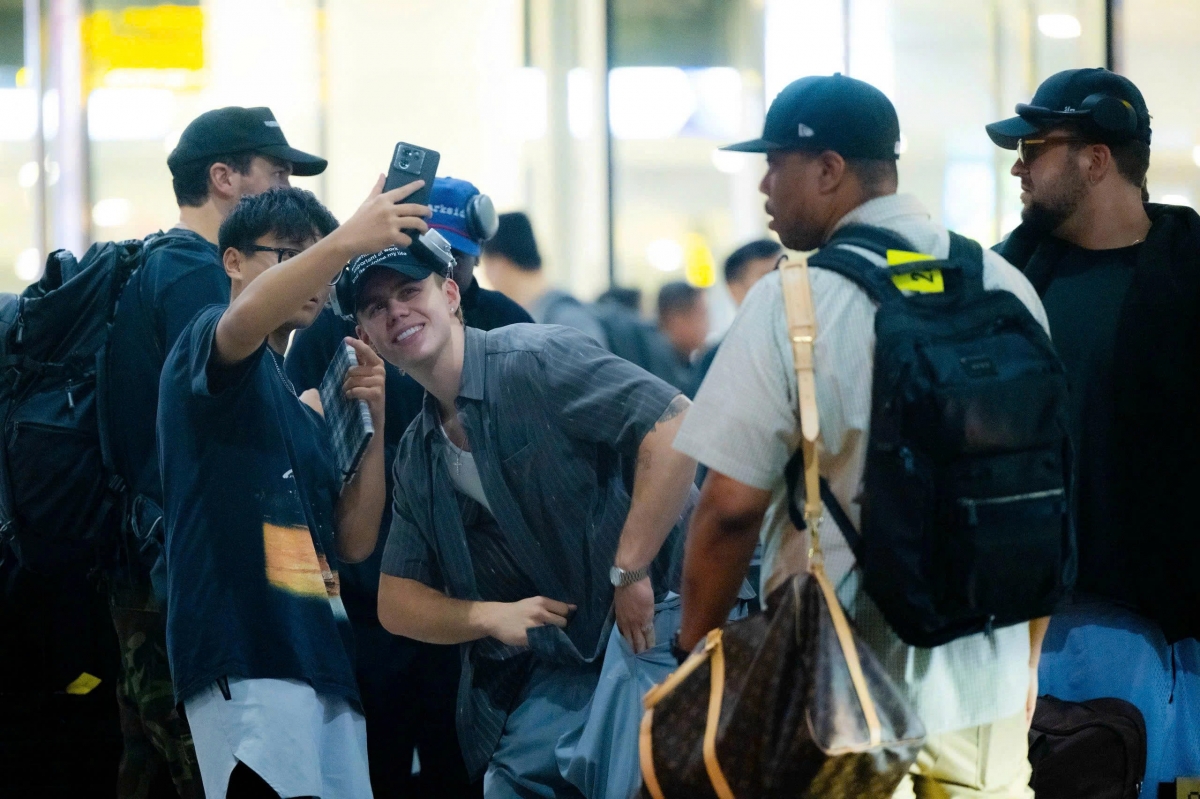The Kid Laroi eagerly takes a photo with Vietnamese fans at Noi Bai International Airport. (Photo: concert organisers)
