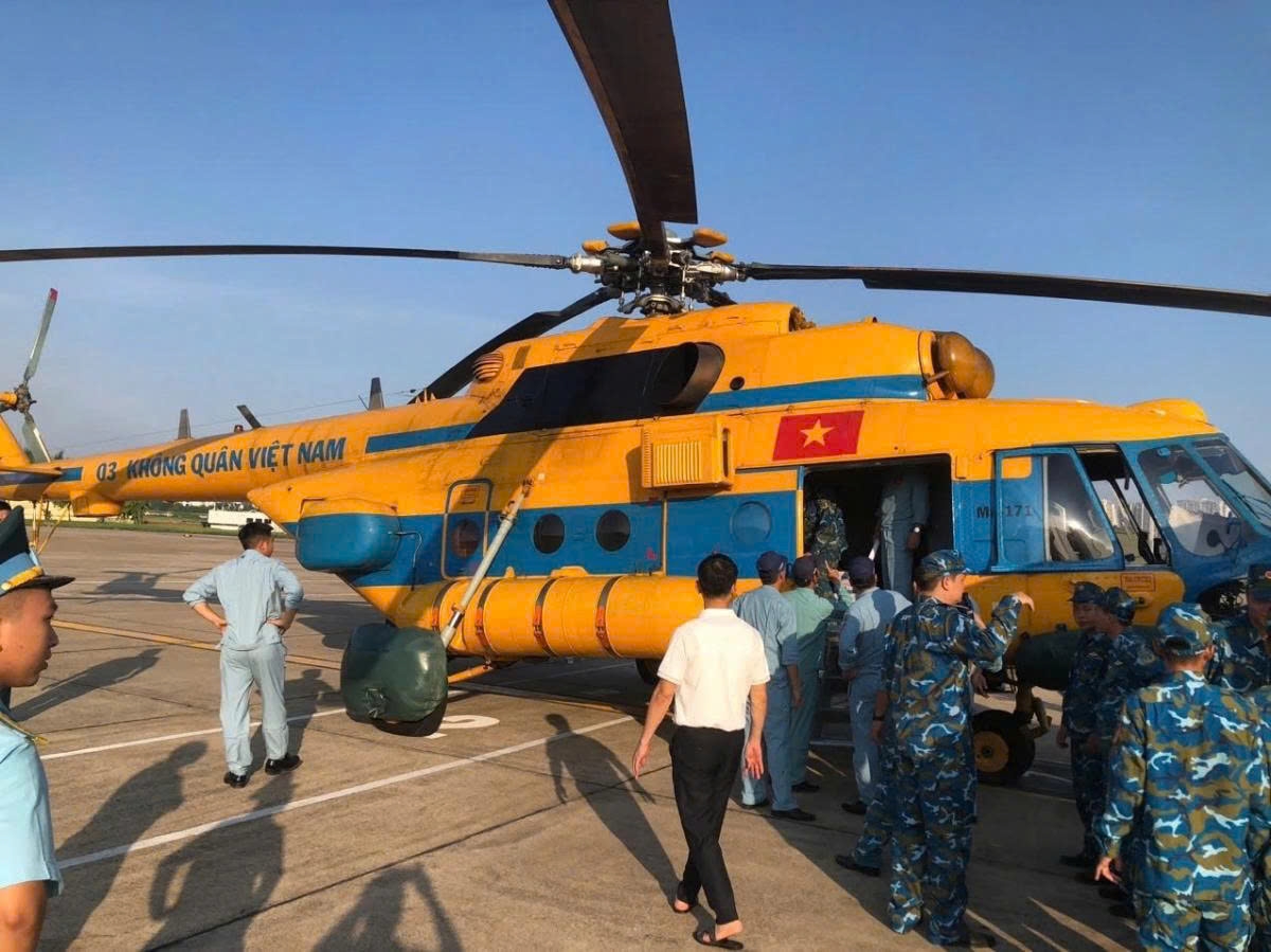 The Ministry of National Defence has deployed a helicopter to deliver relief supplies to flood hit areas in Dien Bien province