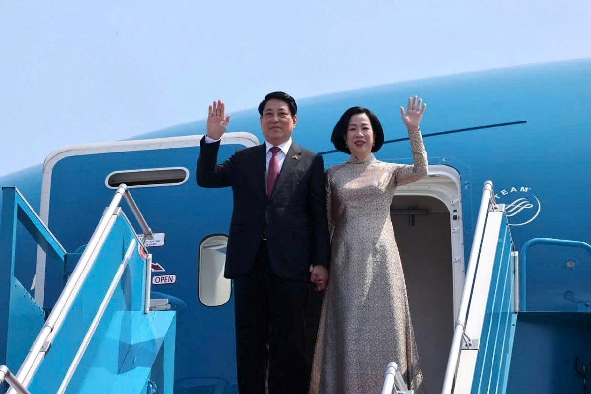 President Luong Cuong and his spouse wave farewell before boarding the plane at Noi Bai International Airport.