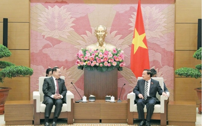 NA Vice Chairman Nguyen Khac Dinh receives Chair of the Lao National Assembly’s Committee on Foreign Affairs Sanya Praseuth. (Photo:daibieunhandan.vn)