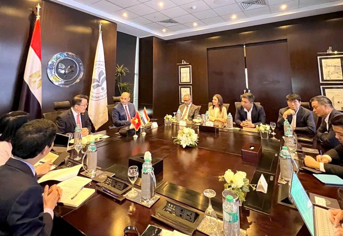 Vietnamese Deputy Minister of Finance Tran Quoc Phuong and Vice President of the General Authority for Investment and Free Zones of Egypt (GAFI) Yasser Ahmed Abbas hold a working session in Cairo, Egypt, on August 4, as part of President Luong Cuong's State visit to Egypt. (Photo: MoF)