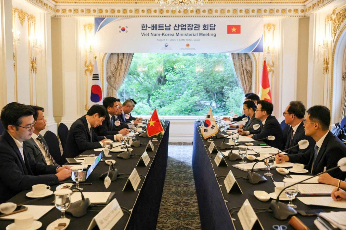 Vietnamese Minister of Industry and Trade Nguyen Hong Dien and RoK Minister of Trade, Industry and Energy Kim Jung-kwan hold a ministerial meeting in Seoul on August 11 (Photo: MoIT),