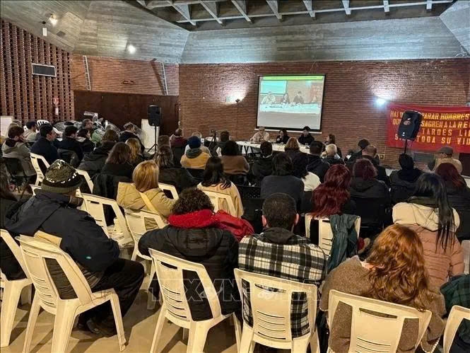 Ambassador Ngo Minh Nguyet delivers a speech at an advanced political theory course held by the Communist Party of Uruguay. (Photo: VNA)