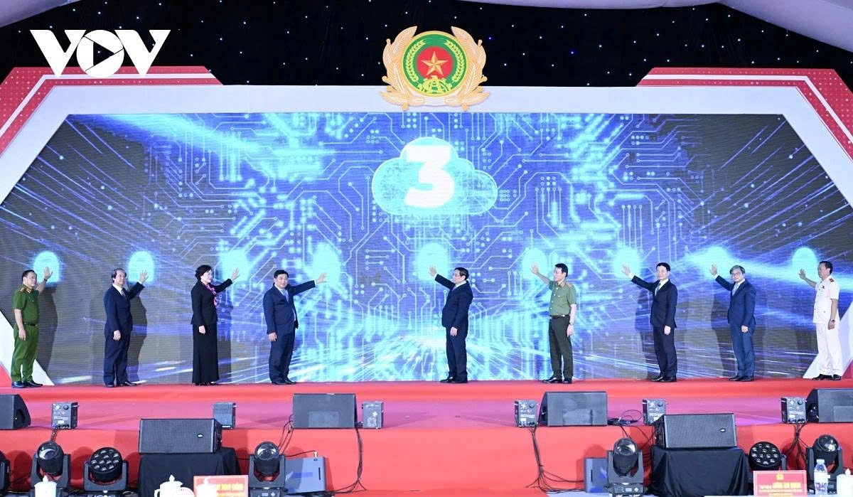 Prime Minister Pham Minh Chinh, along with leaders of relevant ministries and agencies, press the button to inaugurate National Data Centre No. 1 in Hanoi on August 18