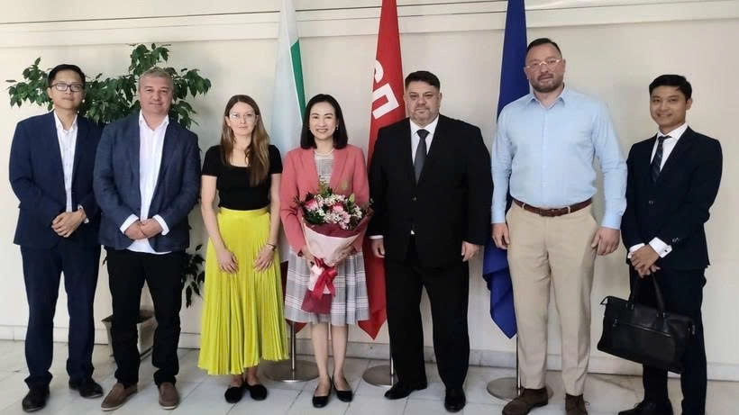 From left: Vietnamese Ambassador to Bulgaria Nguyen Thi Minh Nguyet (4th), Chairman of the Bulgarian Socialist Party and Deputy Prime Minister of Bulgaria Atanas Zafirov (5th), and other delegates at the meeting (Photo: VNA)