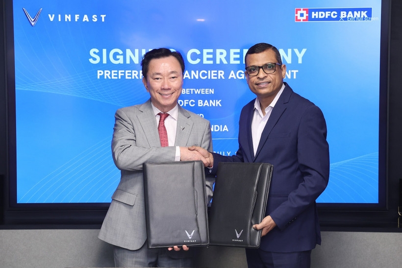 Pham Sanh Chau (left), CEO of VinFast Asia, and Akhilesh Kumar Roy, Head of Auto Loans, Inventory Funding, and Two-Wheeler Loans at HDFC Bank, at the signing ceremony of the Memorandum of Understanding. (Photo: Courtesy of VinFast)