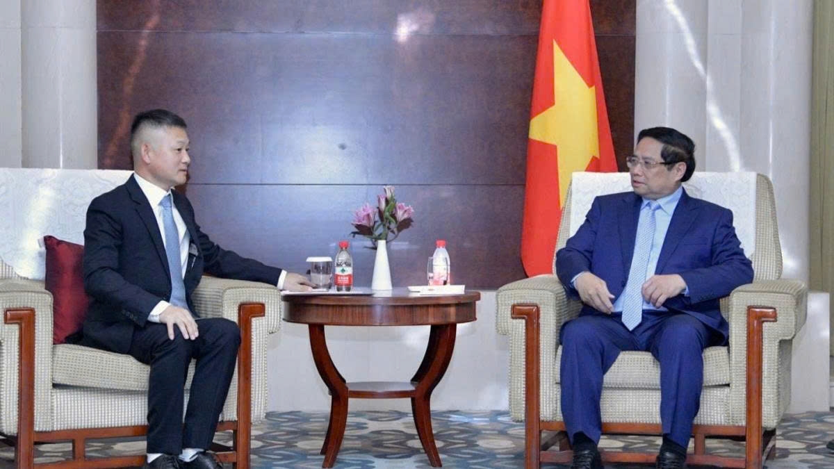 Vietnamese Prime Minister Pham Minh Chinh receives Wang Jiazhong, Senior Vice President at Yadea Group Holdings Ltd., in Tianjin, China, on August 31