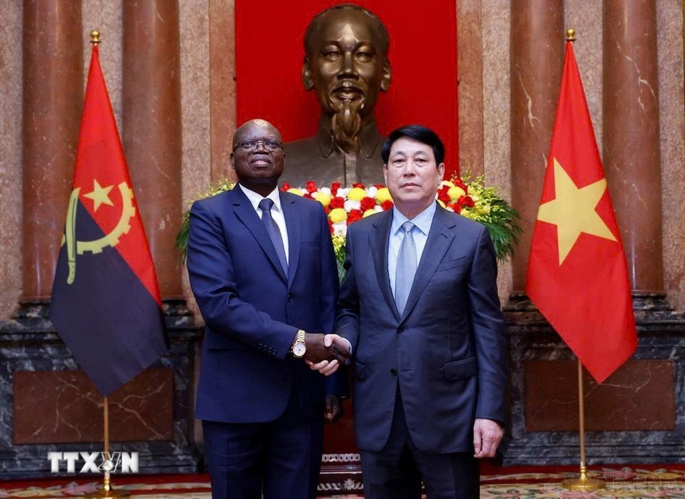 President Luong Cuong (R) receives Angolan Ambassador Fernando Miguel in Hanoi in April 2025. (Photo: VNA)