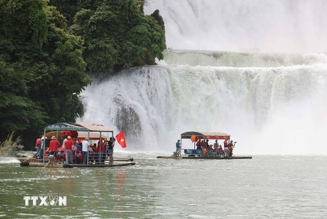 At the Bac Gioc (Vietnam) – Detian (China) Waterfalls site (Photo: VNA)