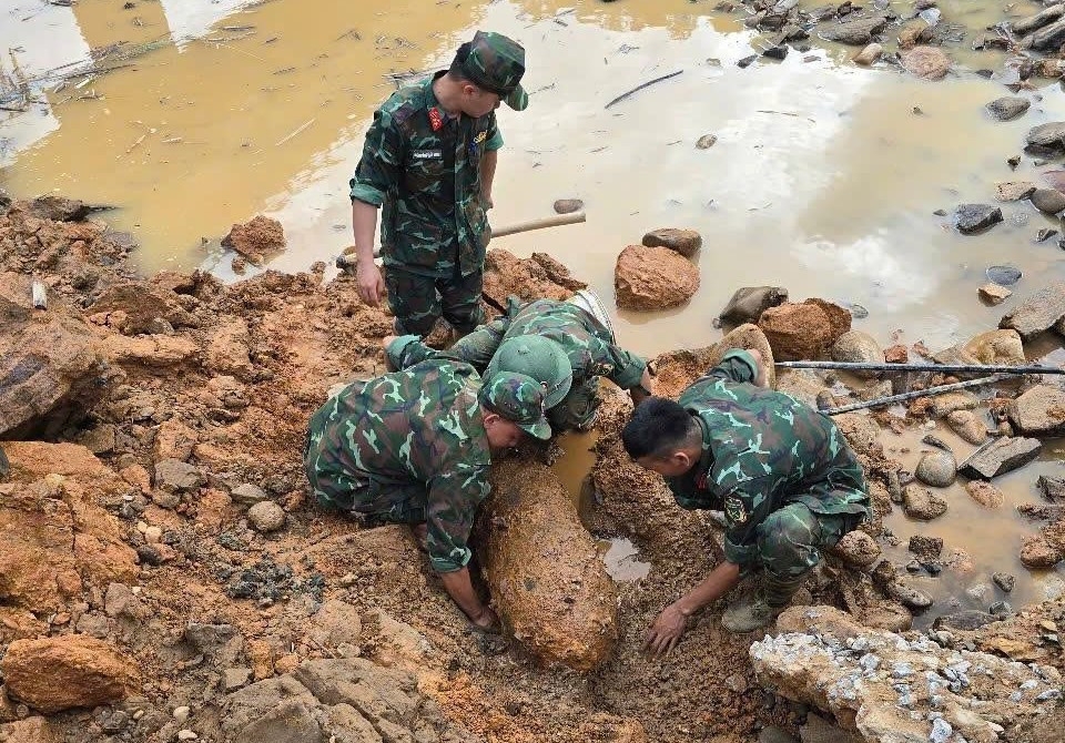 A 350kg bomb with an intact fuse is safely handled in flood-hit Dien Bien. (Photo: tienphong.vn)