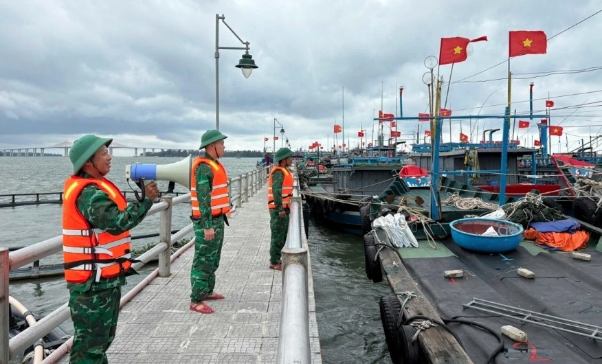 Border guards urge fishermen to leave boats and move ashore to avoid the typhoon
