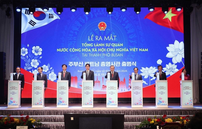 Party General Secretary To Lam and delegates are at the launching ceremony of the Consulate General of Vietnam in Busan city, the Republic of Korea on August 13, 2025. (Photo: VNA)
