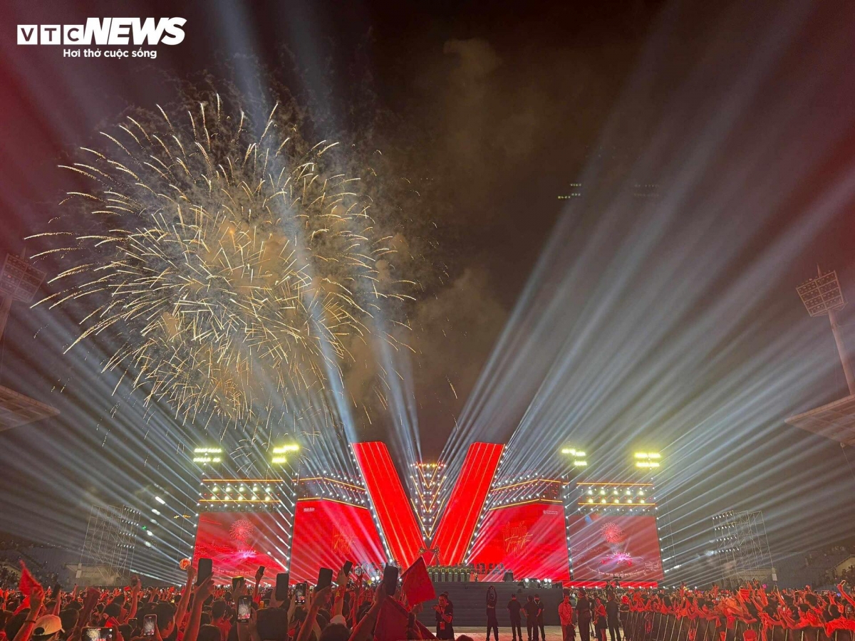 The programme concludes with an eight-minute display of artistic fireworks at the F1 racetrack.
