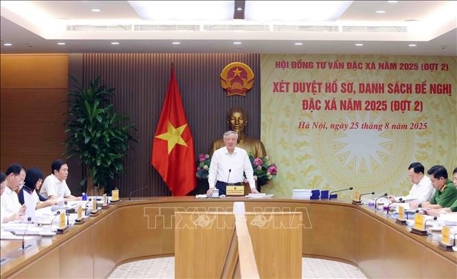 Permanent Deputy Prime Minister Nguyen Hoa Binh, Chair of the Amnesty Advisory Council, addresses the meeting on August 25.