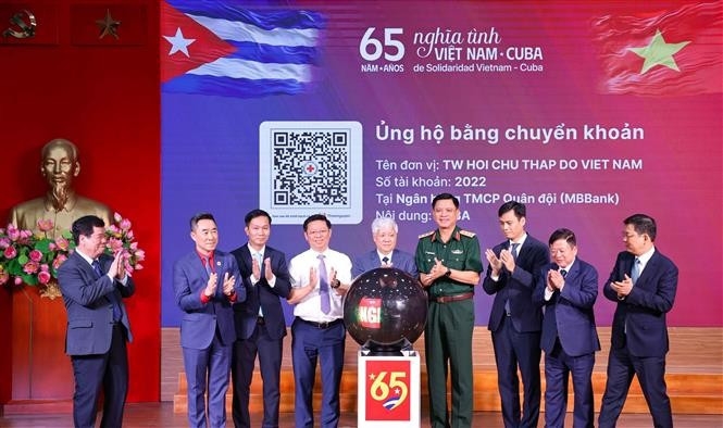 Officials at the launch of the national donation campaign for Cuba.