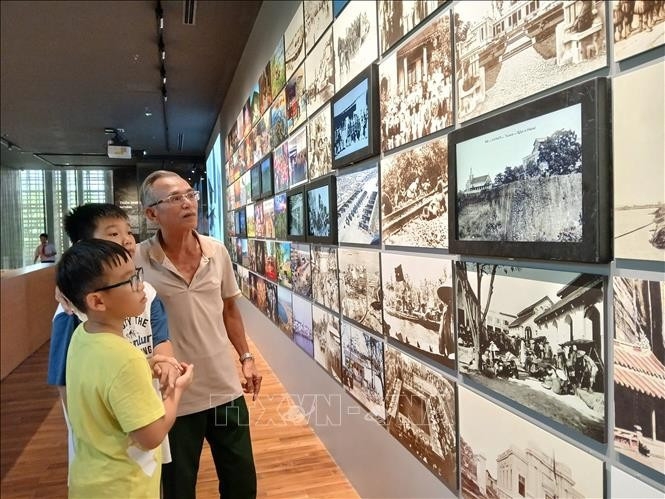 Digitalised historical documents and photos are showcased in Da Nang.