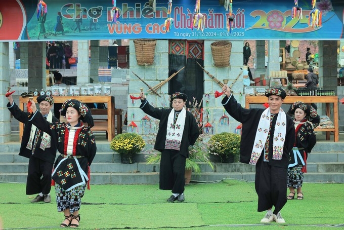 Dao ethnic people in Thanh Hoa province perform folk dance