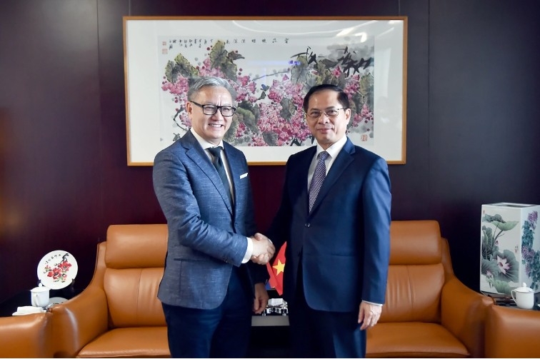 Deputy PM, Foreign Minister Bui Thanh Son meets Lao counterpart Thongsavanh Phomvihane