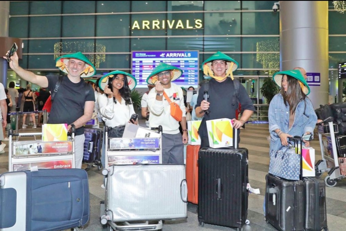 Foreign tourists pose for a photo at Da Nang International Airport 