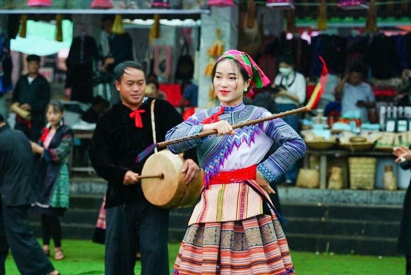 A traditional dance performance by Mong ethnic artists.