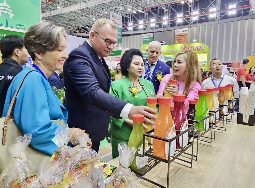 Representatives of domestic and foreign business associations visit a booth at Vietfood &amp; Beverage – Propack Vietnam 2025. (Photo: VNA)