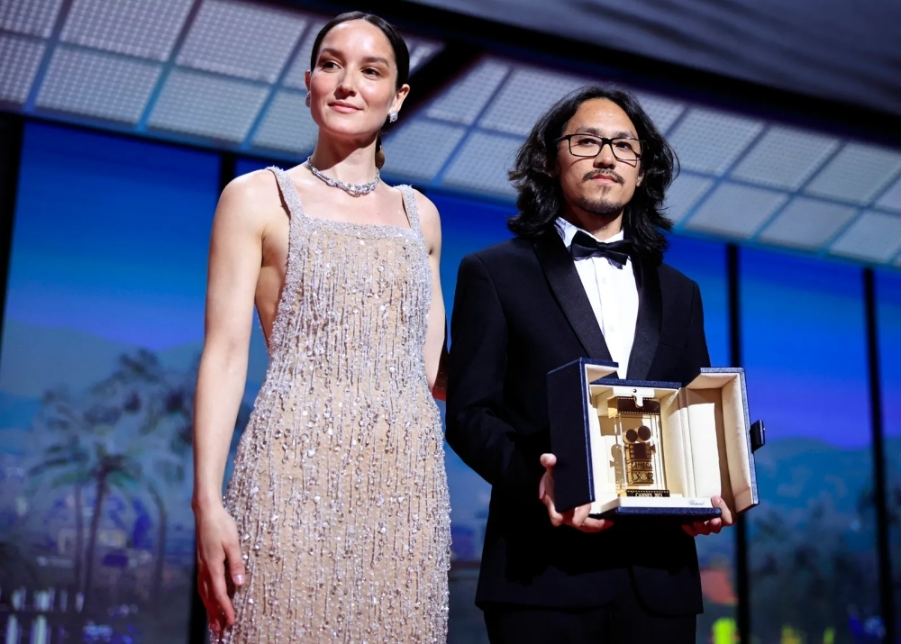 Vietnamese film director Pham Thien An wins the Camera d'Or (Golden Camera) prize in the Directors’ Fortnight section at the 2023 Cannes Film Festival for the movie ‘Ben Trong Vo Ken Vang’ (Inside the Yellow Cocoon Shell)
(Photo: thethaovanhoa.vn)