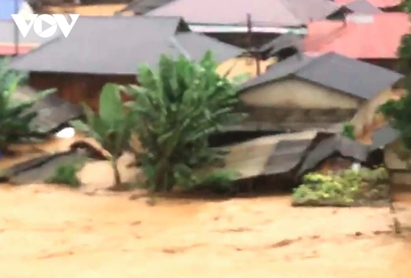Suoi Lu village in Na Son commune is deeply submerged in floodwaters