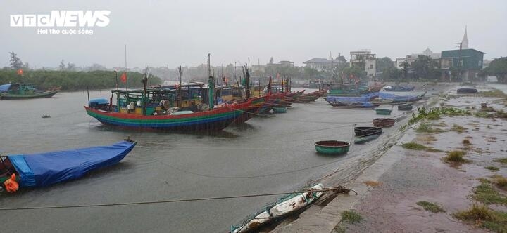 Typhoon Kajiki brings heavy rain and strong winds in Ha Tinh.
