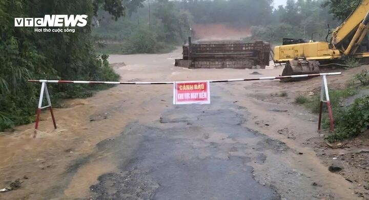 Heavy rain causes floods in many areas of Ky Thuong village in Ha Tinh.