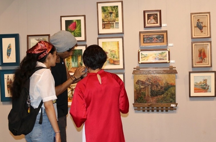Foreign visitors admire the artworks at the event