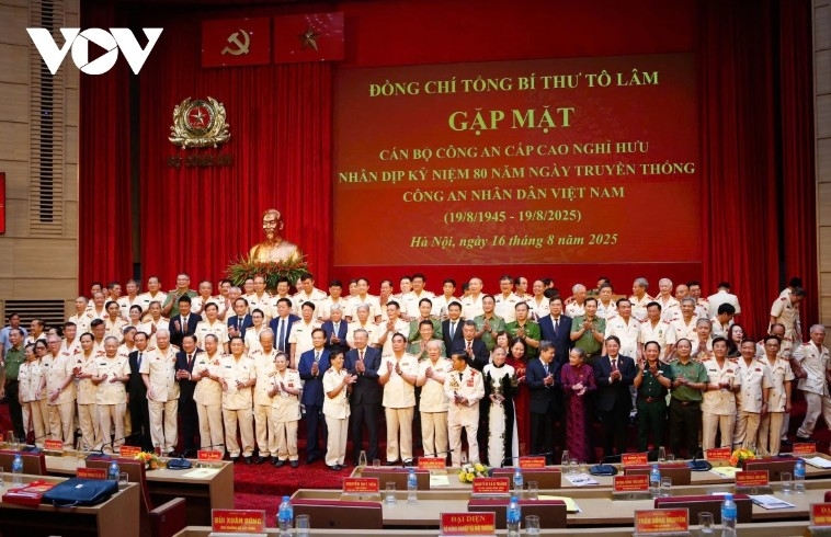 General Secretary To Lam and delegates poses for a commemorative photo