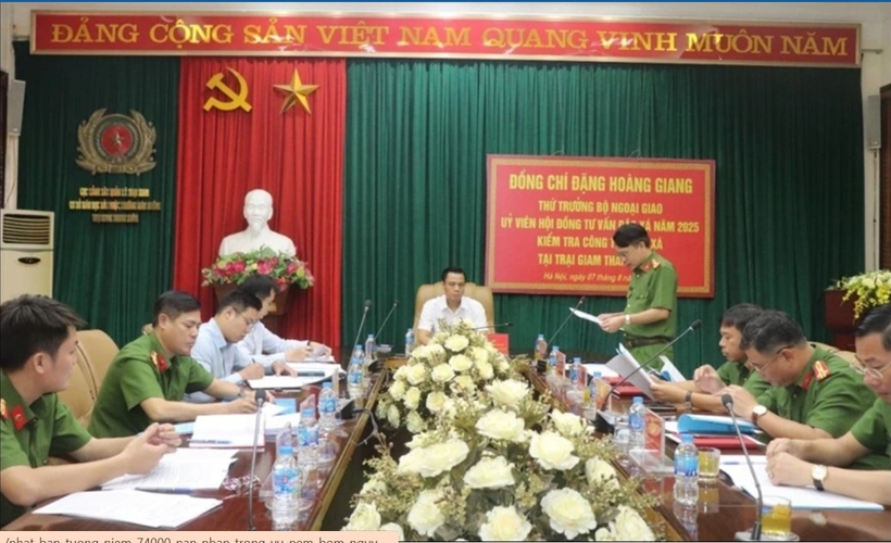 Deputy Foreign Minister Dang Hoang Giang, a member of the 2025 Amnesty Advisory Council (second phase), on August 7 has a working session with managers and staff of Thanh Xuan Prison in Hanoi.