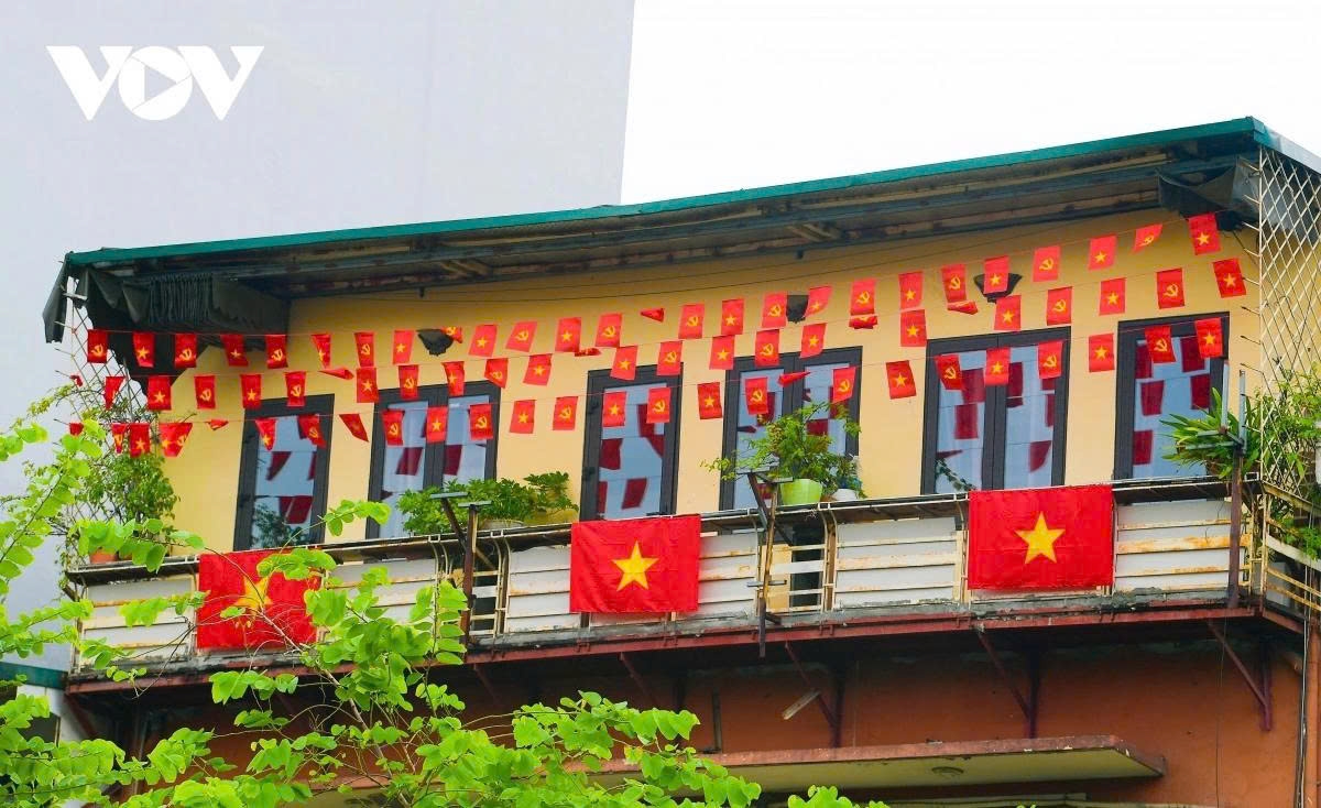 In many restaurants and buildings, national flags and Party flags are hung around, creating a jubilant atmosphere to welcome the country’s major national holiday.