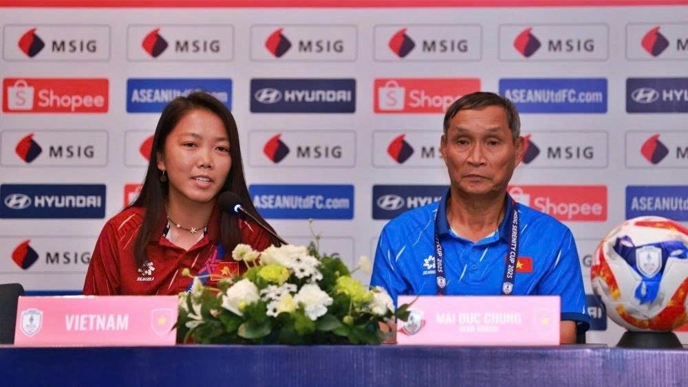 Head coach Mai Duc Chung and team captain Huynh Nhu of the Vietnamese team at the press briefing ahead of the 2025 ASEAN Women's Championship. (Photo: VFF)