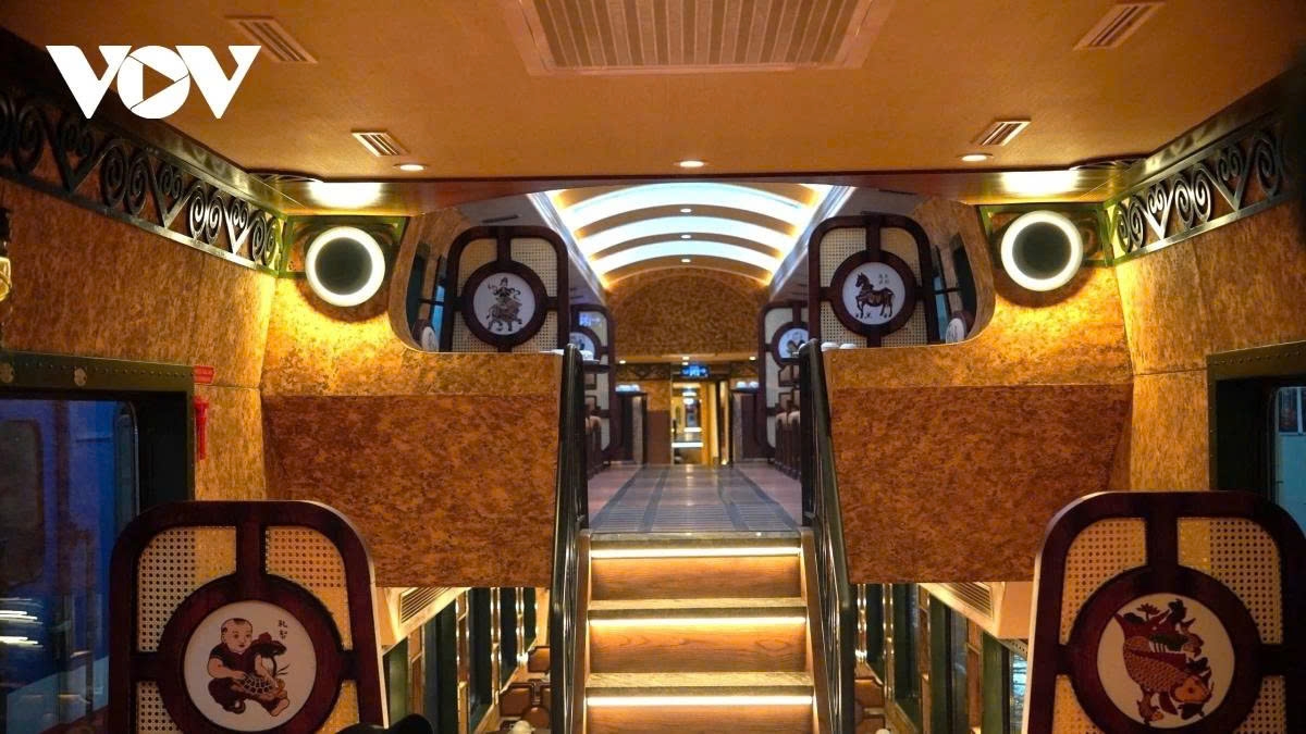 Dong Ho folk paintings are used to decorate the train.